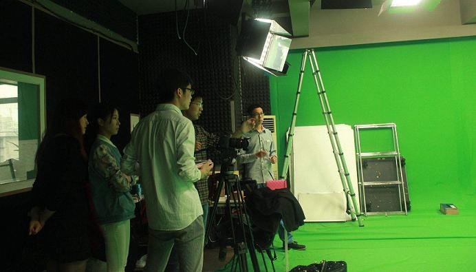 ���չ�˾����Ƭ����